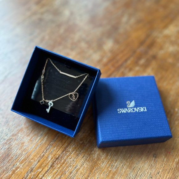 Swarovski Glowing Necklace Oval Key Set // Like New!! - Picture 3 of 5